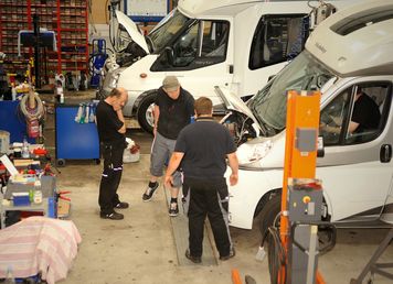 Mitarbeitern fachsimpeln über Lösung